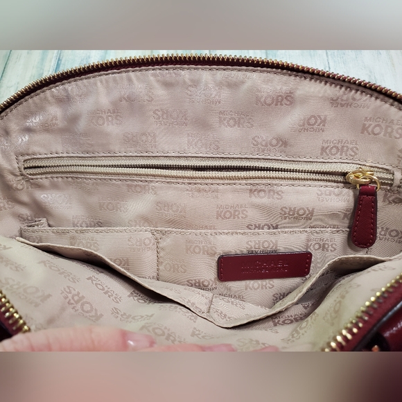 MICHAEL KORS LARGE EMMY DOME CROSSBODY SHOULDER BAG MULBERRY EUC - Picture 10 of 11